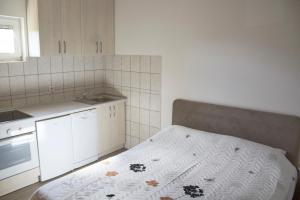 - une petite cuisine avec un lit dans une chambre dans l'établissement Apartment ANGELINA, à Trebinje