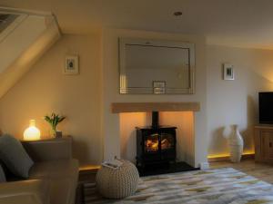 a living room with a fire place in the wall at Little Bakehouse in Criccieth