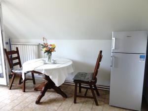 een keuken met een tafel en een witte koelkast bij Quiet room in Budapest near airport with free parking in Boedapest