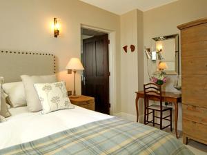 מיטה או מיטות בחדר ב-Harlech Apartments - Branwen
