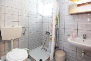 Koupelna v ubytování Hotel Fourkos + 37 fotografií