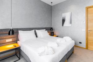 Postel nebo postele na pokoji v ubytování Korpa Deli Rooms