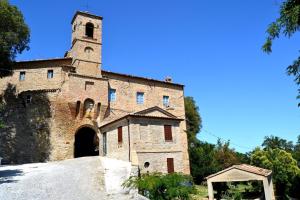 San Lorenzo in CampoAl Castello di Montalfoglio的一座有塔的老建筑 更多26张照片