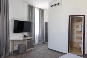 TV a/nebo společenská místnost v ubytování Hotel Central + 25 fotografií