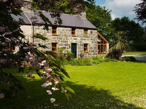 Taman di luar Tyddyn Morthwyl