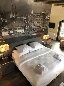 A bed or beds in a room at Onderwijshotel De Rooi Pannen Breda