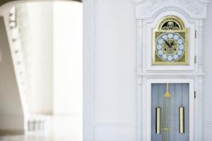 un orologio sopra una porta in un edificio di Palazzo Dogana Resort ad Agropoli