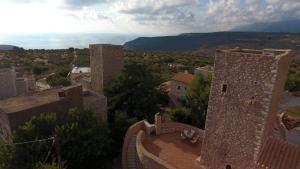 uma vista aérea de uma cidade com um castelo em Arapakis Historic Castle em Pirgos Dhirou