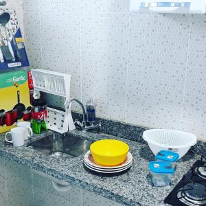 a kitchen counter with a sink and a yellow bowl at Boa vista, Olímpico - Apartamento mobiliado in Boa Vista +23 photos