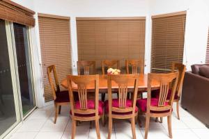 a dining room table and chairs in a room at Accommodation at Melbourne in Craigieburn