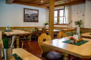a dining room with wooden tables and chairs at Ferienwohnungen im Dorfwirt in Blaichach