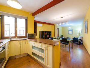 a kitchen with yellow walls and a dining room at Apartamento San Vicente by Toledo AP in Toledo