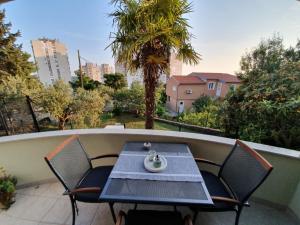 a table and chairs on a balcony with a view at Apartman MiR in Šibenik