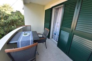 a patio with a table and chairs on a balcony at Apartman MiR in Šibenik