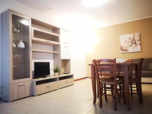 Μια τηλεόραση ή/και κέντρο ψυχαγωγίας στο Nino's Apartments