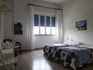 1 Schlafzimmer mit 2 Betten und einem Fenster in der Unterkunft La Coccinella Guest House Self Check-in in Pisa