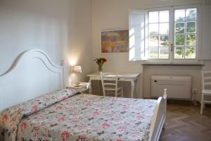 a bedroom with a bed and a table and a desk at Le Duchesse in Trani