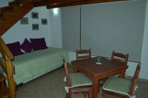 1 dormitorio con 1 cama, mesa y sillas en Base Catedral en San Carlos de Bariloche
