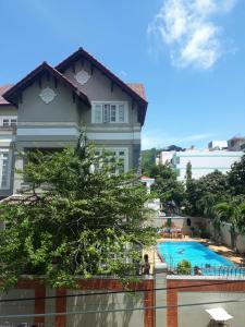 Tầm nhìn ra hồ bơi gần/tại Ngoc Thuan Motel