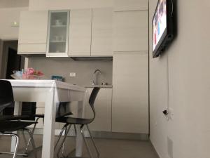 Televízia a/alebo spoločenská miestnosť v ubytovaní Mare a KmZERO
