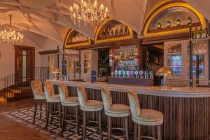 Salon ili bar u objektu Glenroyal Hotel