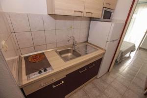 Kuchyňa alebo kuchynka v ubytovaní Apartments Natalika + 37 fotografií