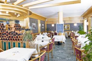 a dining room with white tables and chairs at Hotel Stiftswingert in Mainz