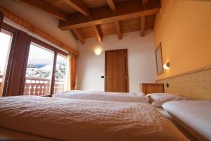 En eller flere senge i et værelse på Chalet Teola