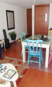 uma sala de jantar com uma mesa com um computador portátil em Habitación con baño privado em Tunja