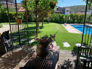 un jarrón de flores sentado en una mesa junto a un patio en Solar de Rabal, en Bragança