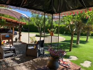 un patio con una mesa y una sombrilla en Solar de Rabal, en Bragança