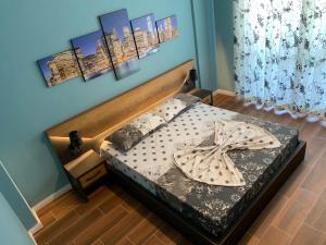 een klein bed in een kamer met een bedframe bij EKA Luxury Two-Bedroom Premium Penthouse in Durrës