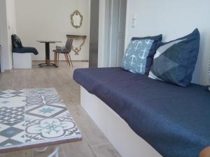 Despinas house Kythnos في كيثنوس: غرفة معيشة بها سرير وطاولة