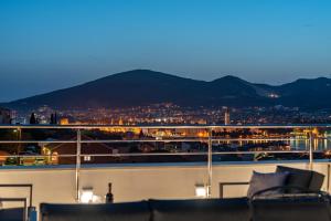 een balkon met uitzicht op de stad in de nacht bij Villa Amazing View in Trogir