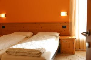 En eller flere senge i et værelse på Chalet Teola + 44 billeder