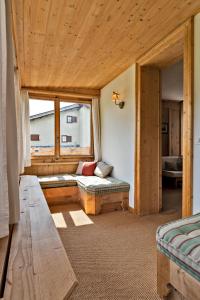 ein Zimmer mit Sofa und Fenster in einem Haus in der Unterkunft Chesa Violetta - S-chanf in S-chanf