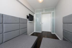 Televízia a/alebo spoločenská miestnosť v ubytovaní ORION Downtown Apartment by PinPoint
