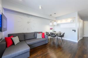 Posedenie v ubytovaní ORION Downtown Apartment by PinPoint