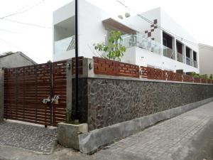 ジョグジャカルタにあるRedDoorz near Universitas Islam Indonesiaの木塀と石壁の家 +14枚の写真
