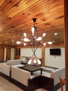 TV a/nebo společenská místnost v ubytování Chinar Resorts
