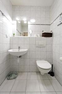 Koupelna v ubytování Ksiazat Pomorskich by Baltic Home
