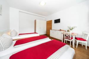 
Ein Bett oder Betten in einem Zimmer der Unterkunft Pension Gschaider
