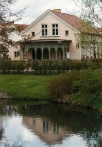 a house sitting next to a body of water at Altes Gärtnerhaus in Lübben