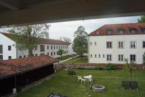 a view of a yard with two white buildings at Ferienwohnung Duß in Niederalteich
