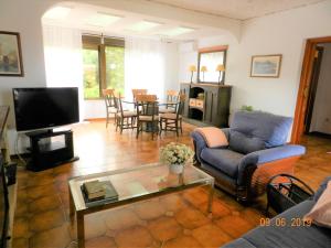 sala de estar con sofá y mesa en VILLA EN LES ROTES/LAS ROTAS, PISCINA, en Denia