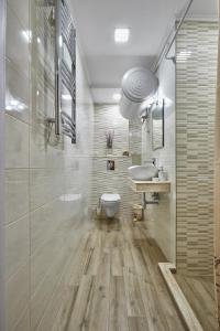 een badkamer met een toilet en een wastafel bij ROMANCE APARTAMENT & Free Parking in Boergas