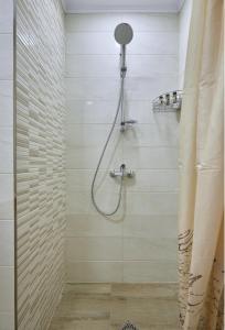 ブルガスにあるROMANCE APARTAMENT & Free Parkingのバスルーム(シャワー、シャワーカーテン付)が備わります。