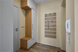 ブルガスにあるROMANCE APARTAMENT & Free Parkingの廊下(ウォークインシャワー、電話付)