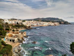 una vista di una spiaggia in una città costiera di Casa LLEVADORA - Villa amb piscina privada a PALS a Pals
