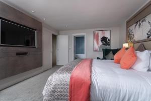 Rúm í herbergi á McWilliam Park Hotel